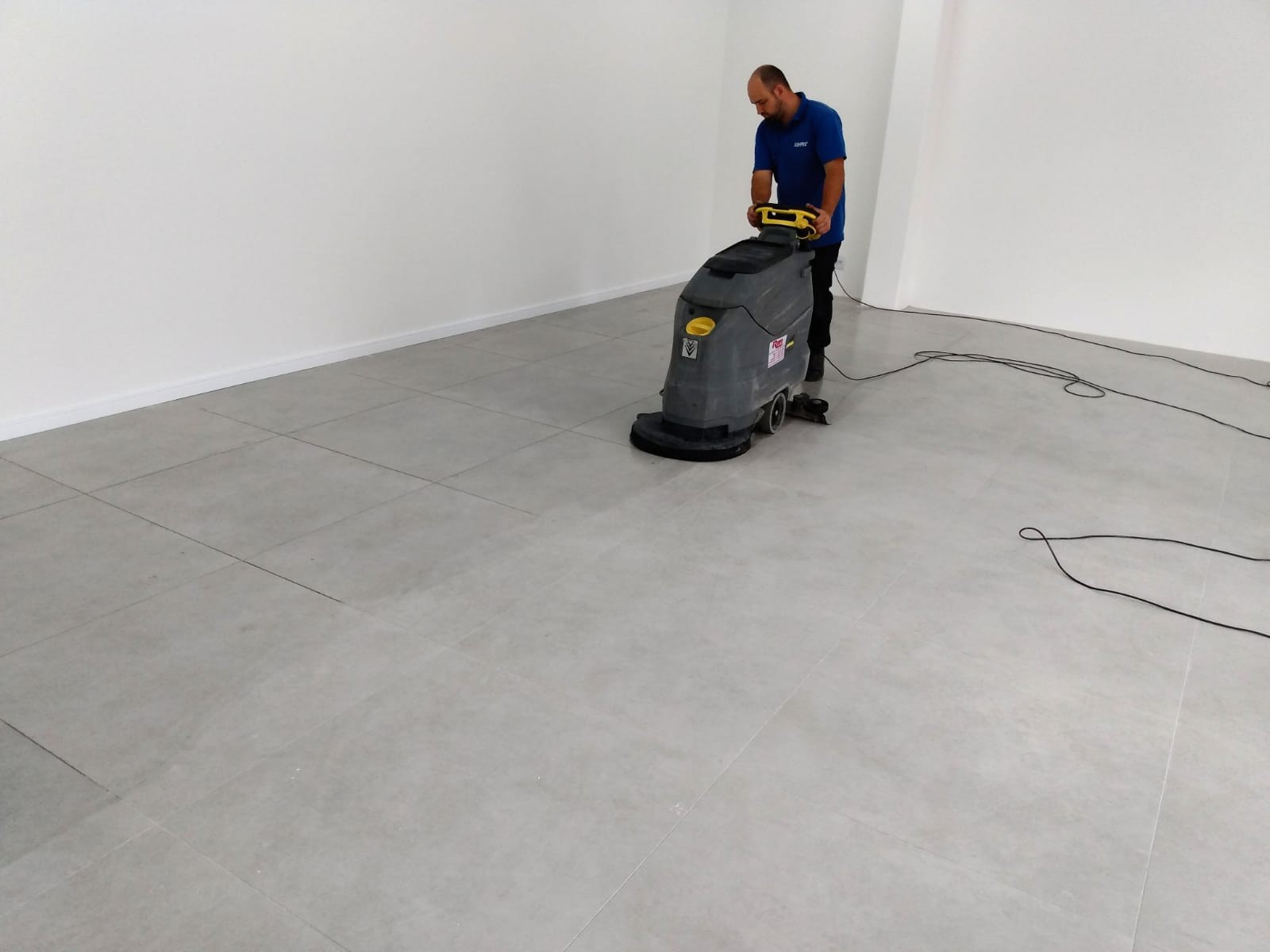 Execução de limpeza de piso com lavadora
